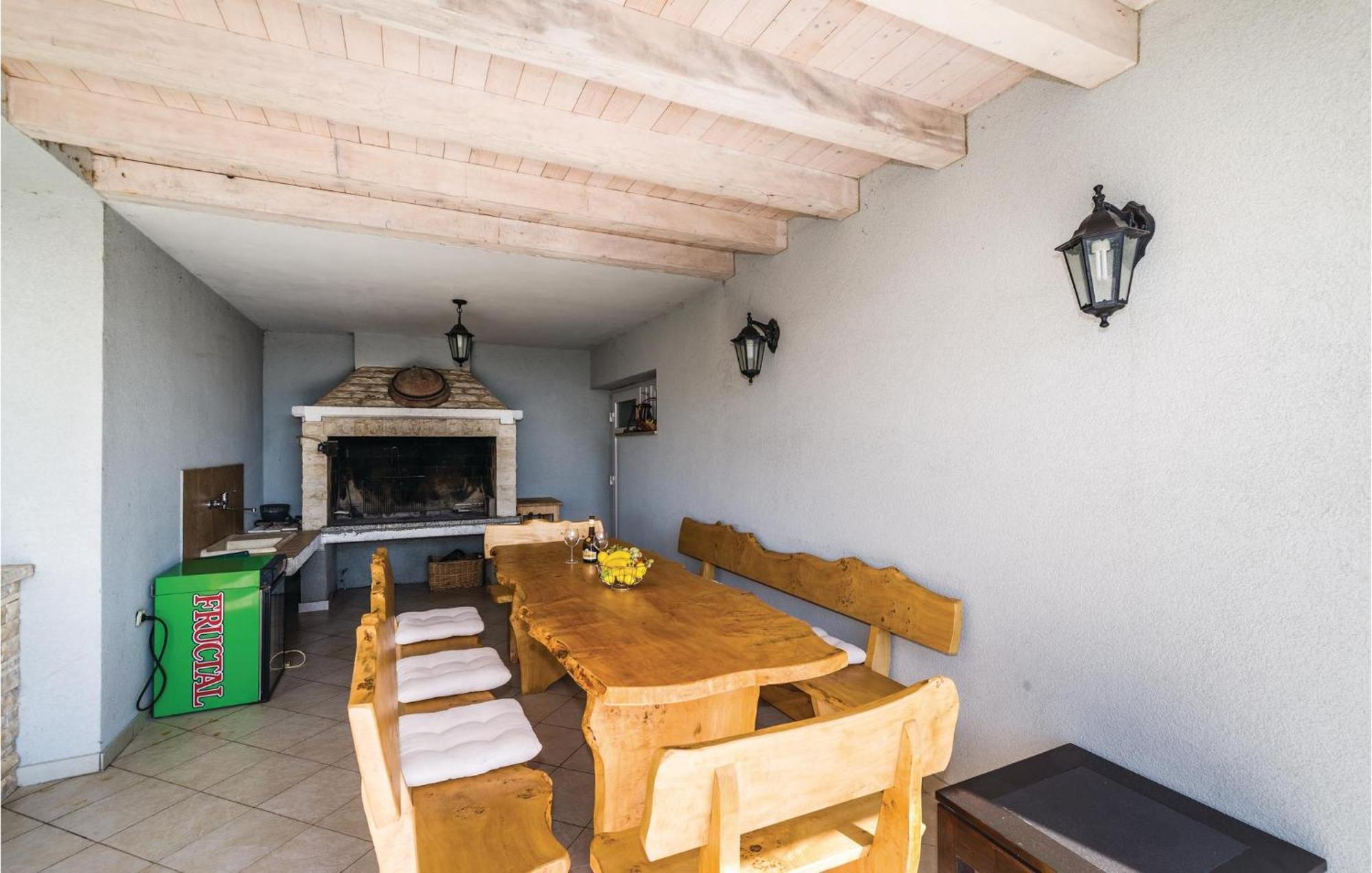 5 Bedroom Amazing Home In Debeljak Екстериор снимка